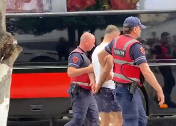 Aksioni në Elbasan, të arrestuarit nisen me autobus drejt Tiranës –