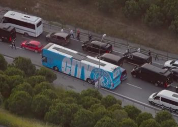 VIDEO/ Trafiku i rënduar, autobusi i City bllokohet në Stamboll –