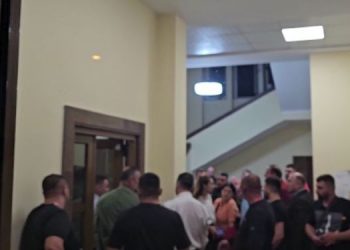 Tension në kryesinë e PD-së, Bardhi e Sula braktisin mbledhjen pas presioneve –