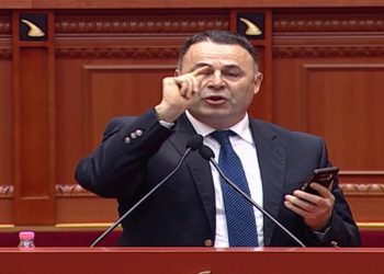 Nis me tensione seanca në Kuvend/ Nikolla s’e la të fliste, deputeti i PD-së i bie foltores me grusht –