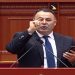 Nis me tensione seanca në Kuvend/ Nikolla s’e la të fliste, deputeti i PD-së i bie foltores me grusht –