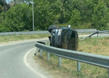 Aksidenti/ Automjeti përmbyset te rrethrrotullimi i Golemit –