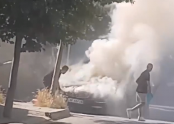 VIDEO/ Makina përfshihet nga flakët, tentojnë të shuajnë zjarrin me kova –