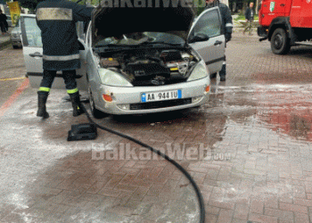Ishte parkuar para Bashkisë së Durrësit, digjet automjeti –