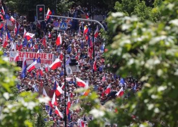 Rreth 500 mijë persona protestë kundër qeverisë në Poloni, thirrje për zgjedhje të lira –