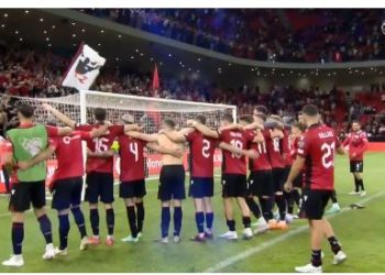 Festë e çmendur, ja si lojtarët e Kombëtares festuan me tifozët (VIDEO) –