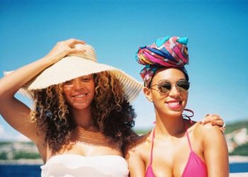 Njihuni me disa modele për flokë perfekt në plazh –