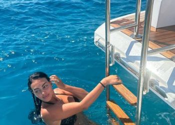 FOTO/ Fotografon veten, Georgina ekspozon të pasmet “bombastike” –