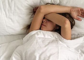 Pse ekspertët këshillojnë të flini me derën hapur –