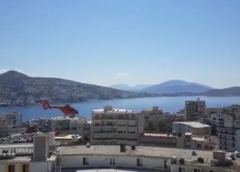 55-vjeçari bie nga ashensori në Sarandë, transportohet me helikopter drejt Tiranës –