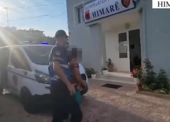 VIDEO/ Shiste kokainë në një tabakino, arrestohet i riu në Dhërmi –