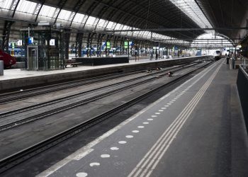 Holandë, një defekt në kompjuter lë të bllokuar pasagjerët e hekurudhës –