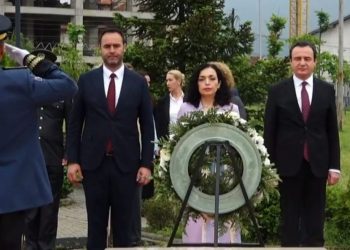 Krerët e Kosovës, homazhe te varri i ish-presidentit Rugova dhe Demaçit –