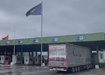 Me targa serbe, bllokohen në Morinë 10 kamionë/ Çfarë po ndodh –