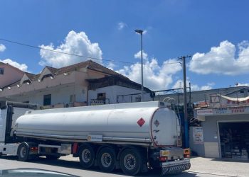 Një grua përfundon poshtë kamionit, e lënduara dërgohet në spital –