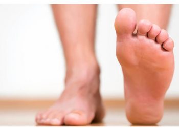 Si të trajtoni këmbët që djersiten –