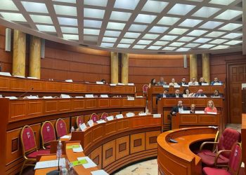 Veliaj shkeli ligjin, gllabëroi Këshillin e Qarkut Tiranë –