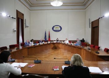 Jemi apo po bëjmë si budallenj, të marrim një neuro-psikiatër –
