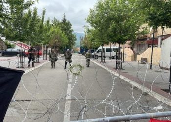 Qetësohet situata në veri, KFOR heq disa tela me gjemba në Zveçan –