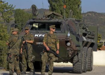 Protestat e serbëve në veri vazhdojnë, ndërkombëtarët rrisin presionin diplomatik mbi Kosovën –