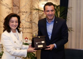 Nuk tha asnjë fjalë për zgjedhjet, Kim merr “Çelësin e Tiranës” –