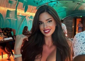 FOTO/ Nuk mund të mungonte, Ivana Knoll shfaqet edhe në Stamboll –