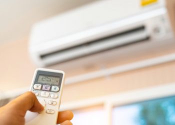 Ja si të mos ftoheni nga kondicioneri gjatë verës –