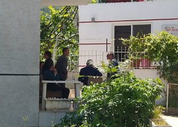 Mbyti nënën e tij me qese, dyshimet mbi shkakun e krimit të rëndë/ Pista ku po hetohet –
