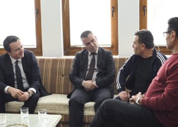 Kurti viziton familjet e tre policëve të rrëmbyer nga forcat serbe –