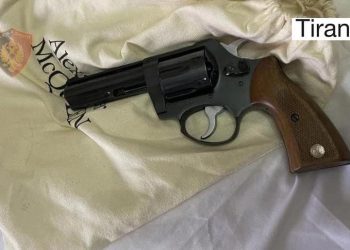 Lëndë narkotike dhe armë zjarri, arrestohet 25-vjeçarja në Tiranë –