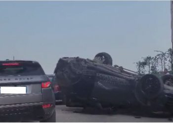 Aksident në Tiranë, makina përfundon përmbys në rrugë –