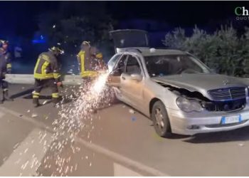 VIDEO/ Barriera anësore i çan makinën, shpëton mrekullisht shqiptari –
