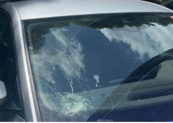 Serbët sulmojnë me gurë një makinë të Policisë në Zveçan –