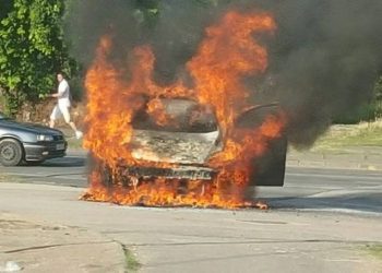 Përfshihet nga flakët makina pranë TEG-ut në Tiranë