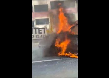 Merr flakë në lëvizje automjeti në autostradën Tiranë-Durrës –