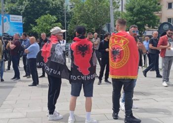 Në veri protestojnë serbët, në jug të Mitrovicës mblidhen shqiptarët –