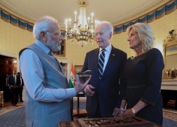 Dikur ‘non-grata’, tani po shkruan historinë në Uashington –