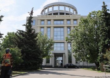 Akuzohet për spiunazh, Gjykata e Moskës lë në burg gazetarin amerikan –