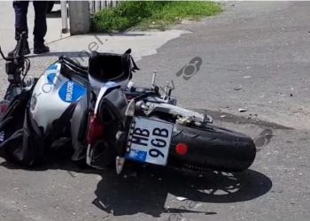 Motori i policisë përplaset me furgonin në Fier, lëndohet efektivi –
