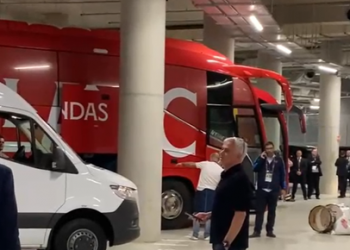 VIDEO/ Mourinho ‘sulmon’ arbitrin pas finales: Je një fatkeqësi… –