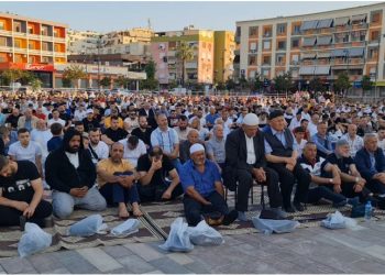 Besimtarët myslimanë falën namazi ne sheshet dhe xhamitë e qyteteve –
