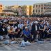 Besimtarët myslimanë falën namazi ne sheshet dhe xhamitë e qyteteve –