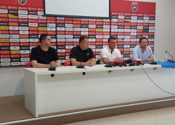 Prezantohet trajneri i ri i ekipit të Elbasanit, Nevil Dede –