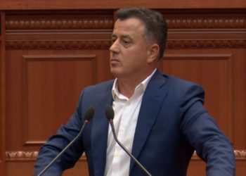 Nënpunësi civil është shndërruar në militant –