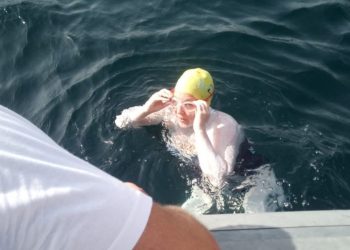 Prej 27 orësh në det të hapur, Eva Buzo shfaq problemet e para gjatë notimit –