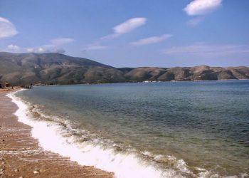 Plazhi i Orikumit i betonizuar, banorët të shqetësuar: Nuk kemi as energji