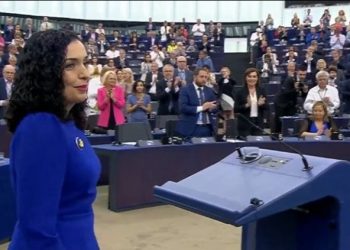 Mbajti fjalim në PE, eurodeputetët ngrihen në këmbë dhe nderojnë Osmanin –