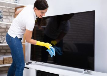 Si t’i pastroni ekranet e televizorëve dhe pajisjeve të tjera moderne në shtëpinë tuaj –