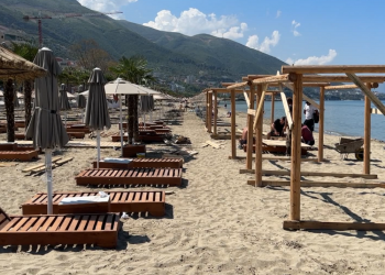 Plazhet e Vlorës/ Vendosen çadrat, por jo rojet bregdetare –
