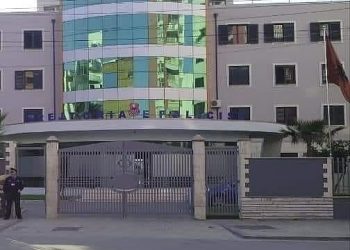 Emri/ Plagoset me thikë një person –